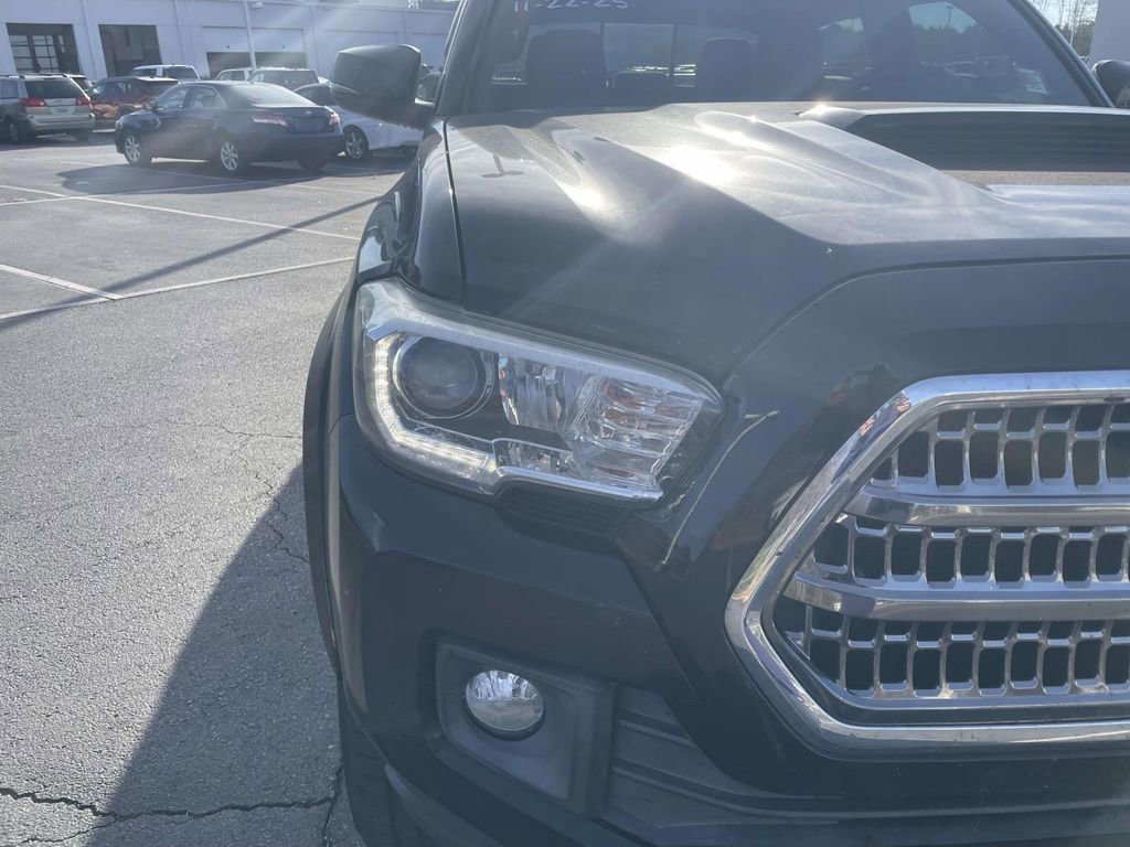 Used 2017 Toyota Tacoma TRD Sport image 16