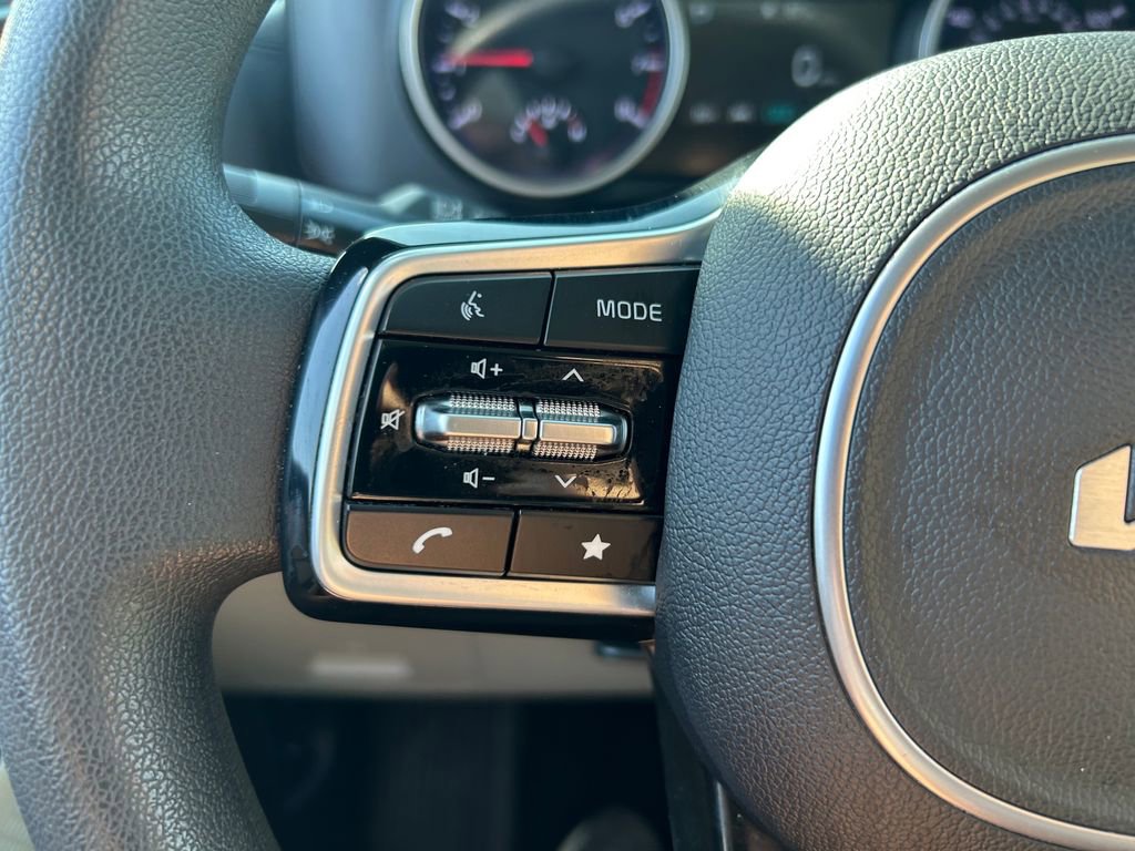 Used 2023 Kia Carnival LX FWD image 18