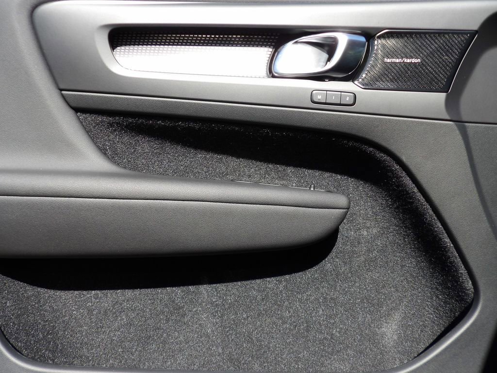 Used 2019 Volvo XC40 T5 R-Design AWD/4WD image 8