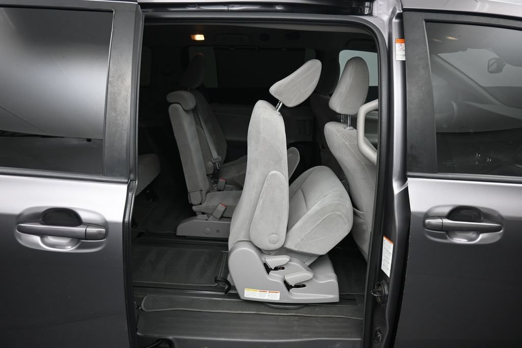Used 2018 Toyota Sienna LE w/ Carpet Mat Package FWD image 45
