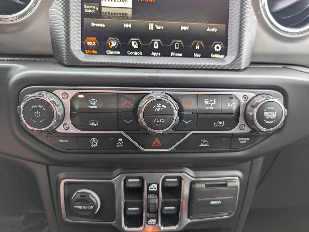 Used 2023 Jeep Wrangler Sahara image 28