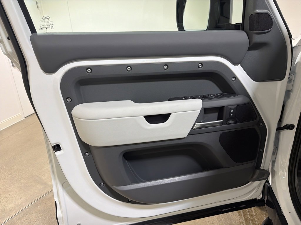 New 2026 Land Rover Defender 110 X-Dynamic SE image 9