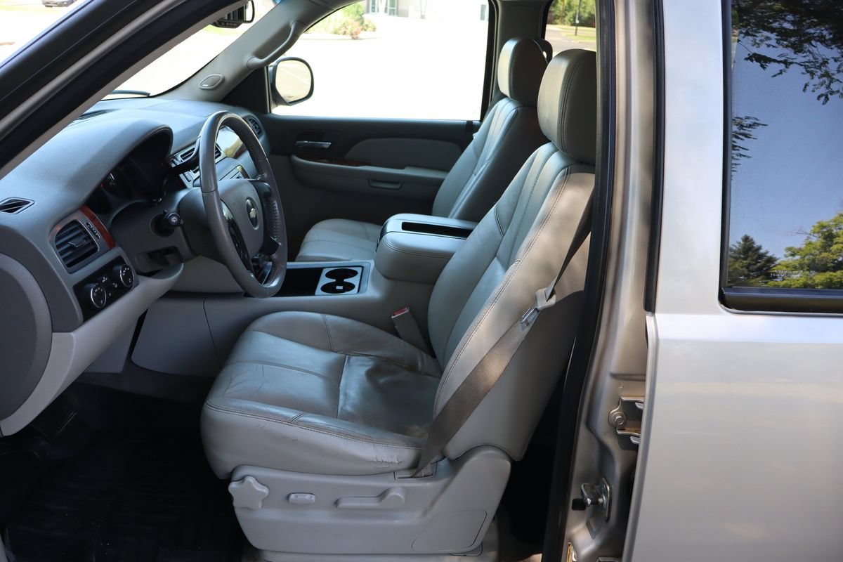 Used 2008 Chevrolet Suburban LT w/ LT Preferred Equipment Group AWD/4WD image 19