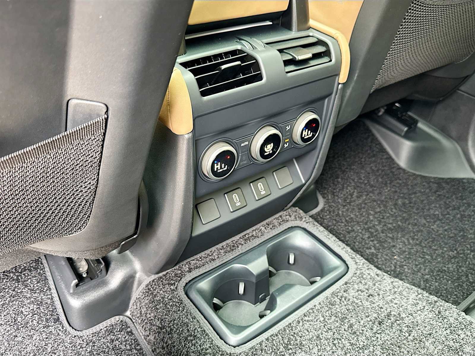 New 2026 Land Rover Defender 130 X-Dynamic SE AWD/4WD image 25