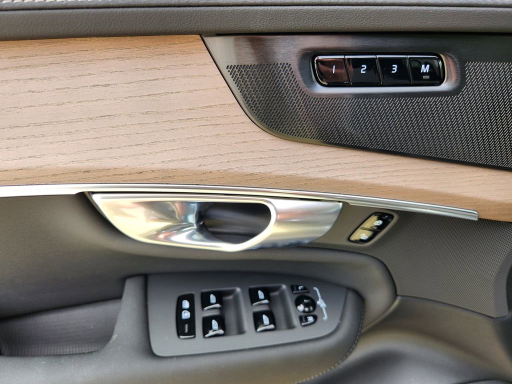 New 2026 Volvo XC90 B6 Plus w/ Protection Package Premier AWD/4WD image 16