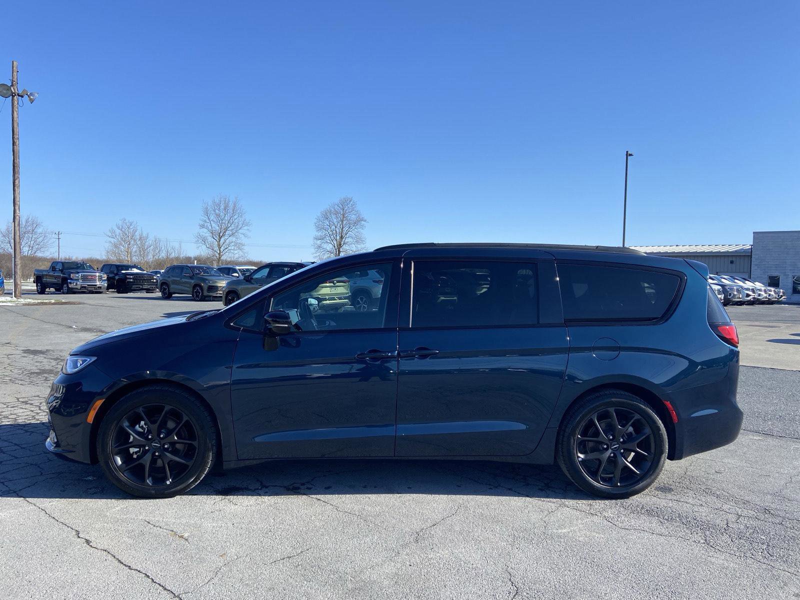 Used 2025 Chrysler Pacifica Limited image 10