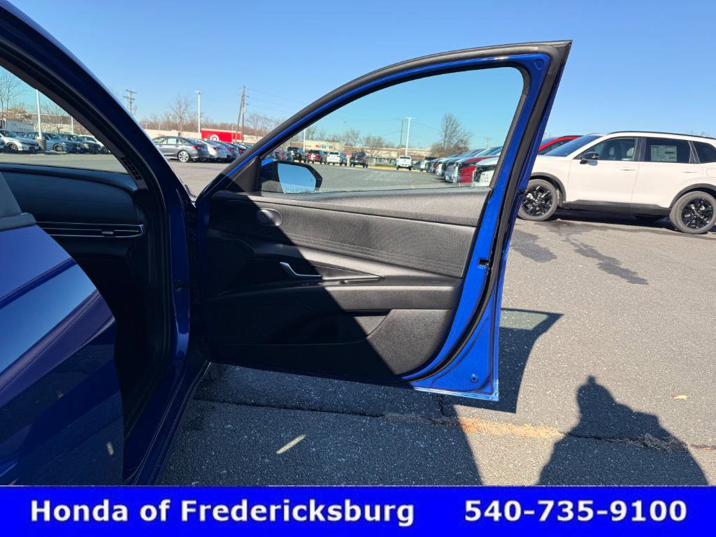 Used 2023 Hyundai Elantra SE w/ Preferred Accessory Package image 30