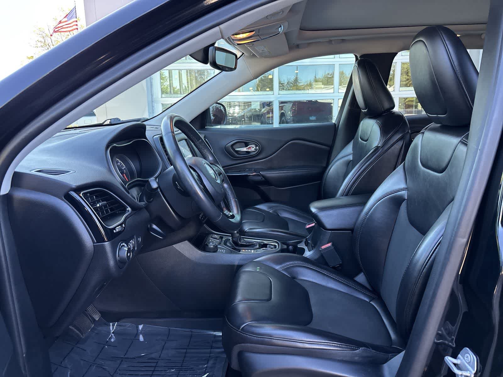 Used 2019 Jeep Cherokee Latitude Plus AWD/4WD image 7