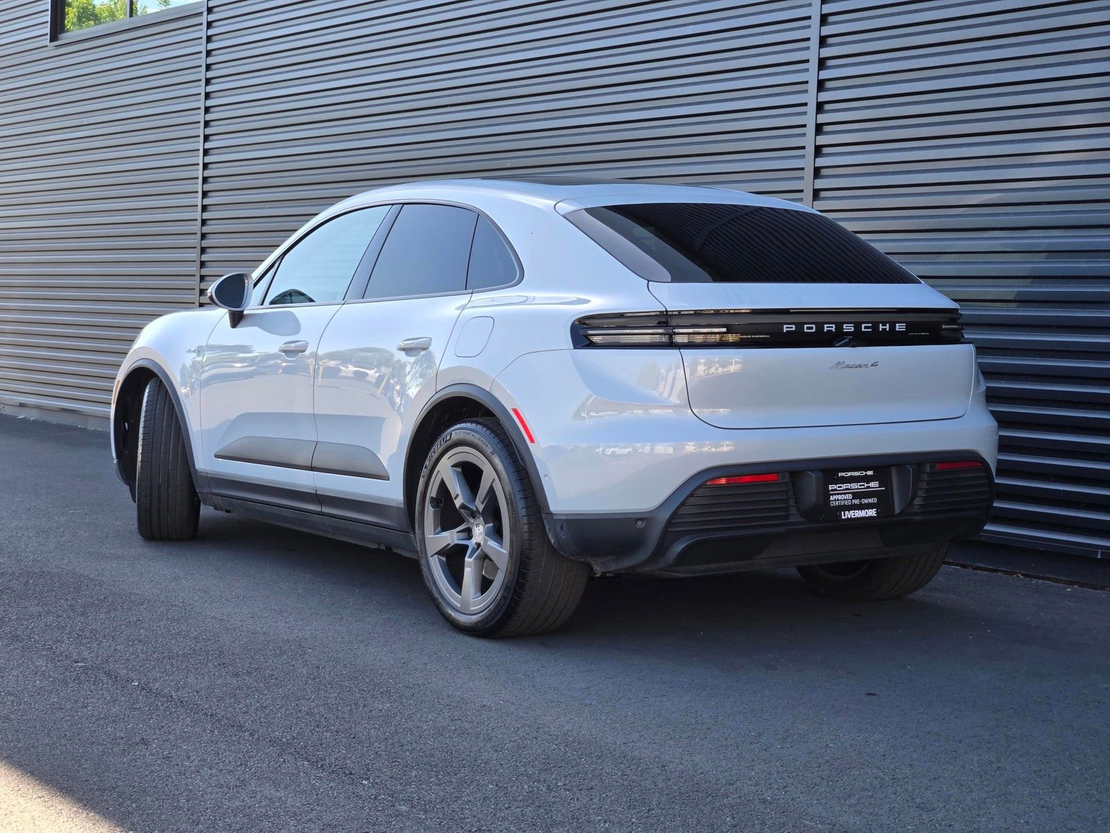 Certified 2025 Porsche Macan 4 Electric AWD/4WD image 3