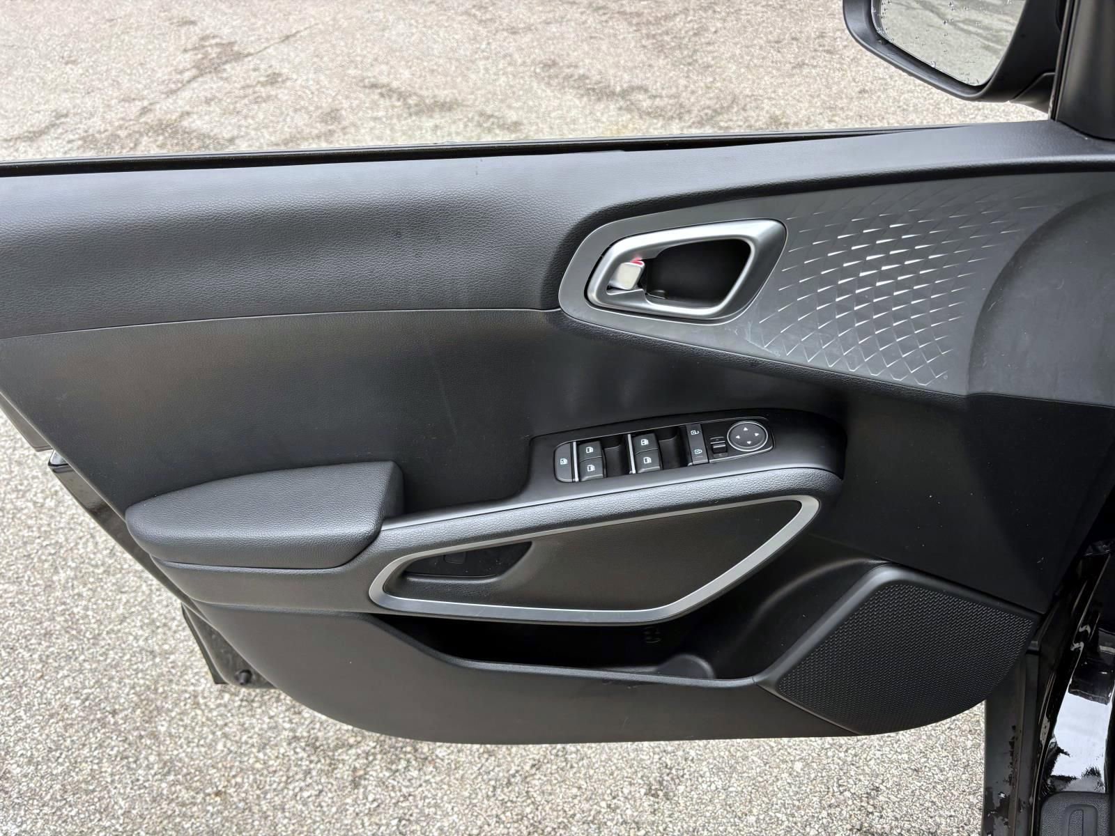 Used 2022 Kia Soul LX w/ Technology Package image 11