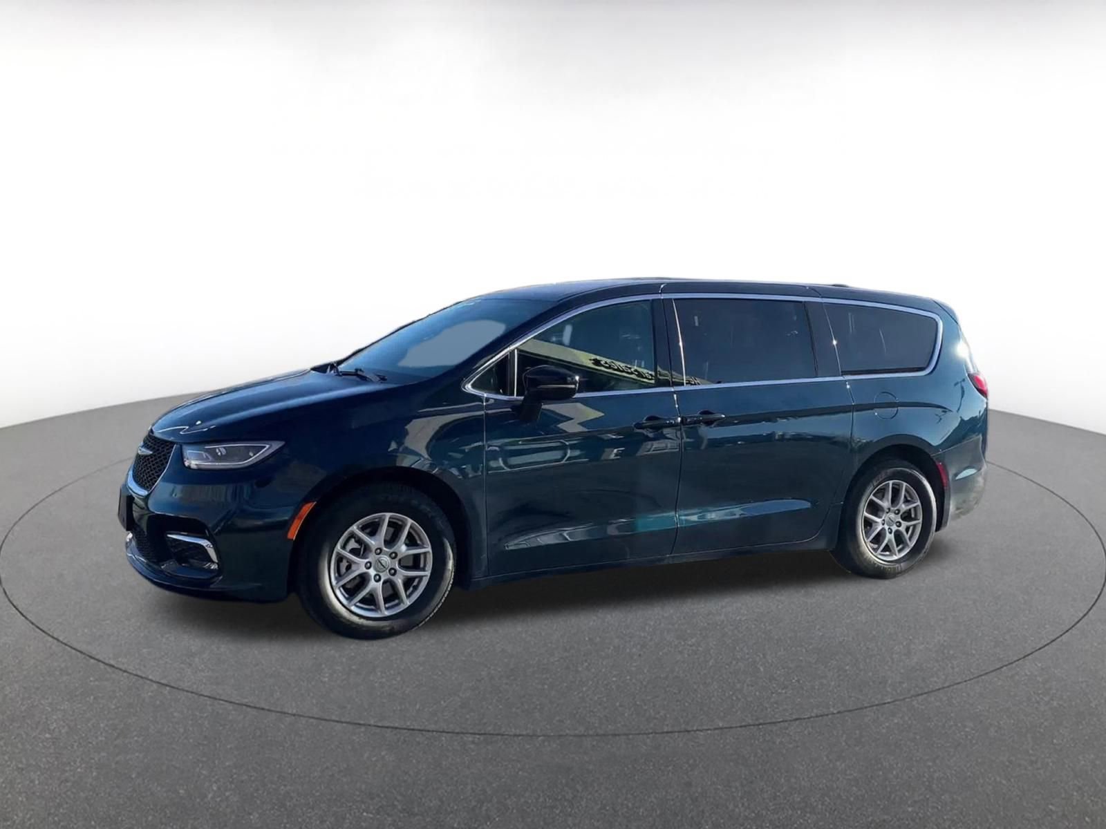 Used 2025 Chrysler Pacifica Select image 8