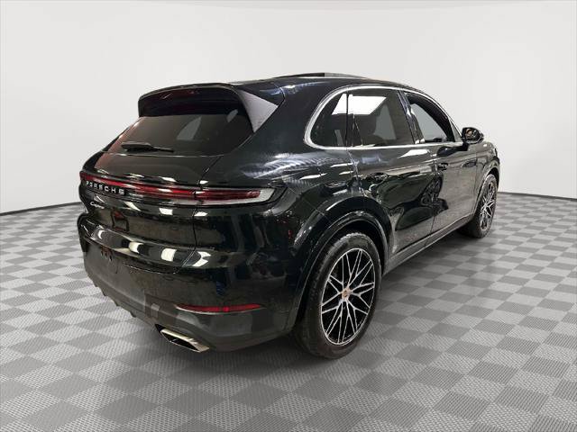 Used 2025 Porsche Cayenne AWD/4WD image 2