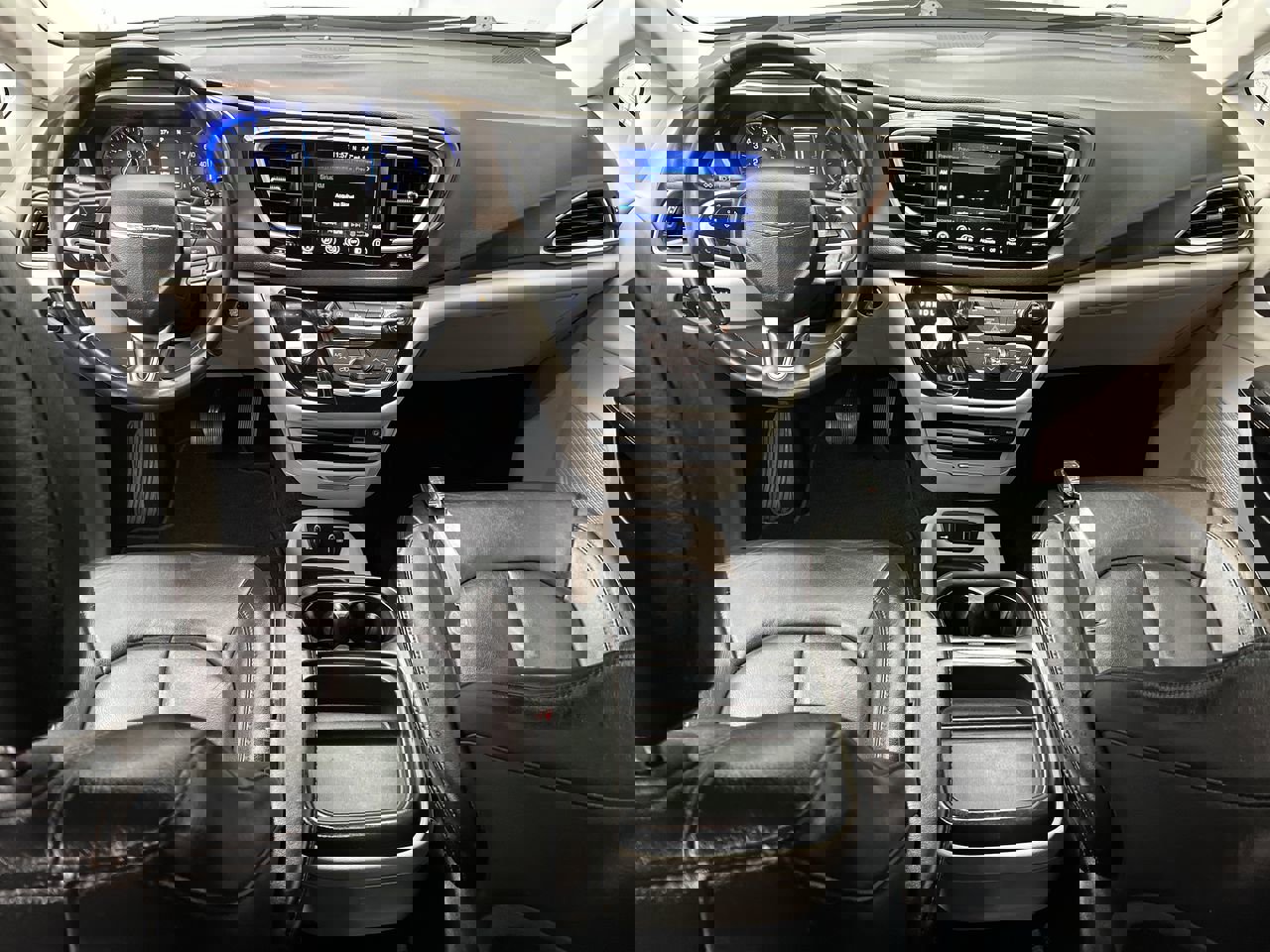 Used 2017 Chrysler Pacifica Touring-L image 4