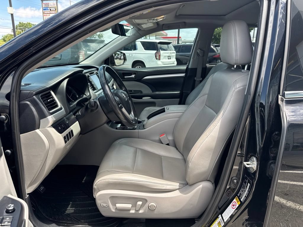 Used 2019 Toyota Highlander XLE FWD image 13