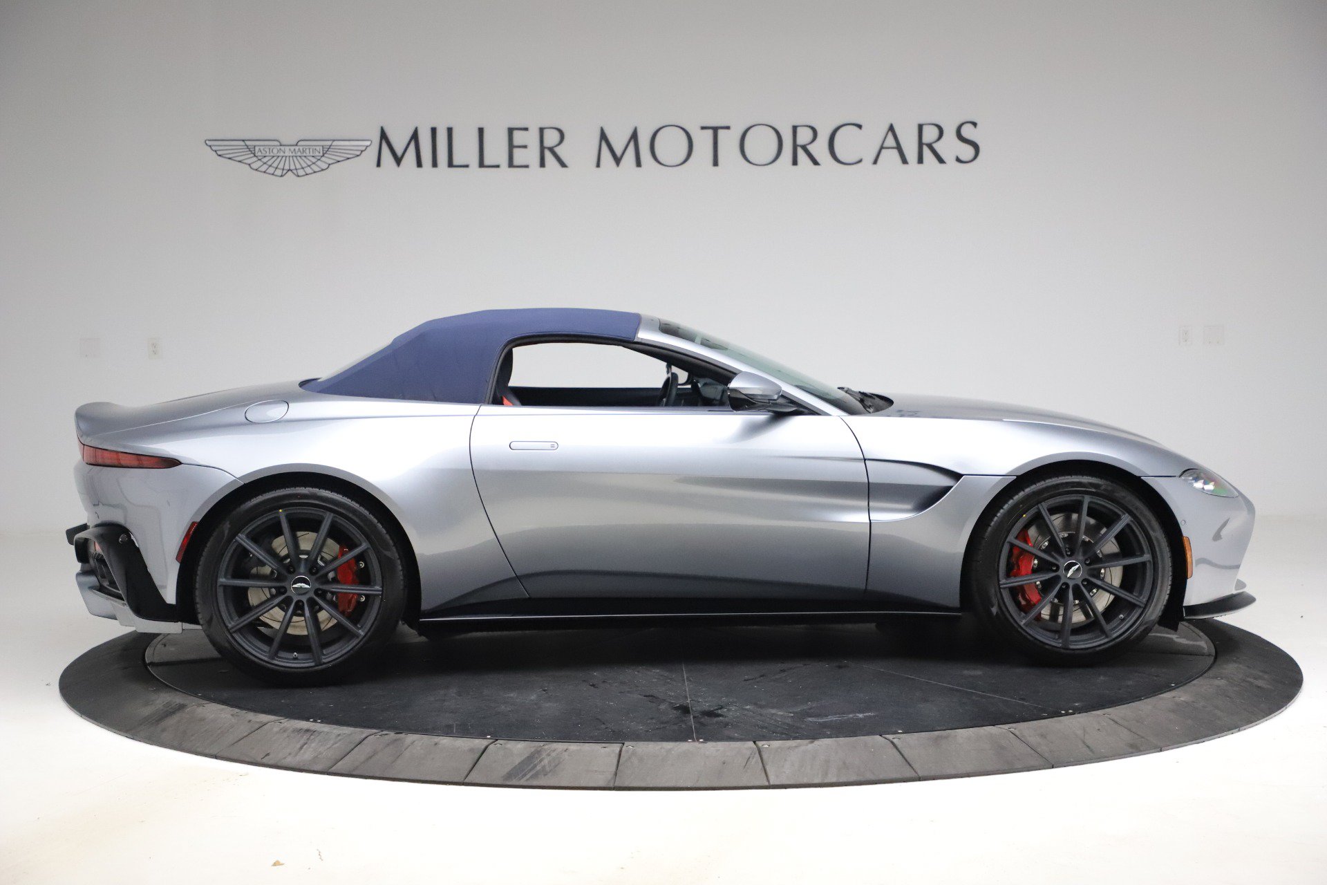 Used 2021 Aston Martin V8 Vantage Roadster RWD image 17