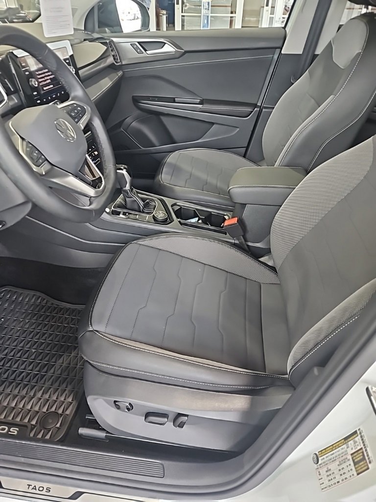 Used 2025 Volkswagen Taos SE image 27