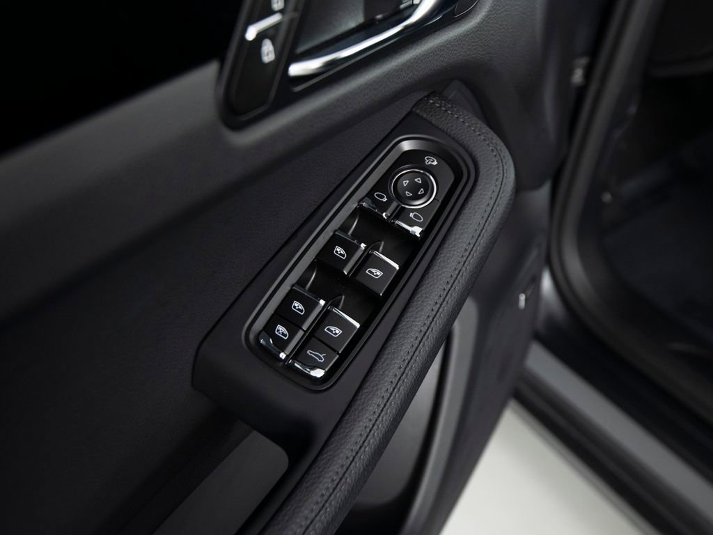 Certified 2025 Porsche Macan image 21