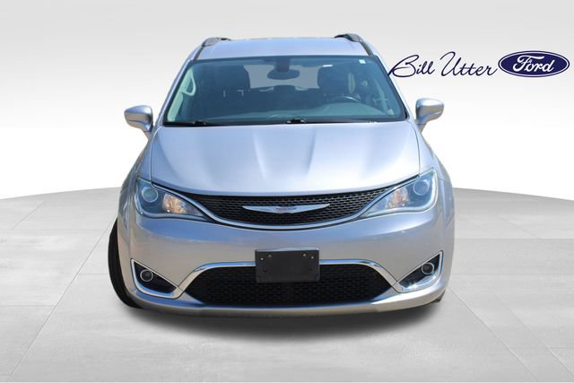 Used 2017 Chrysler Pacifica Touring-L w/ Tire & Wheel Group FWD image 2