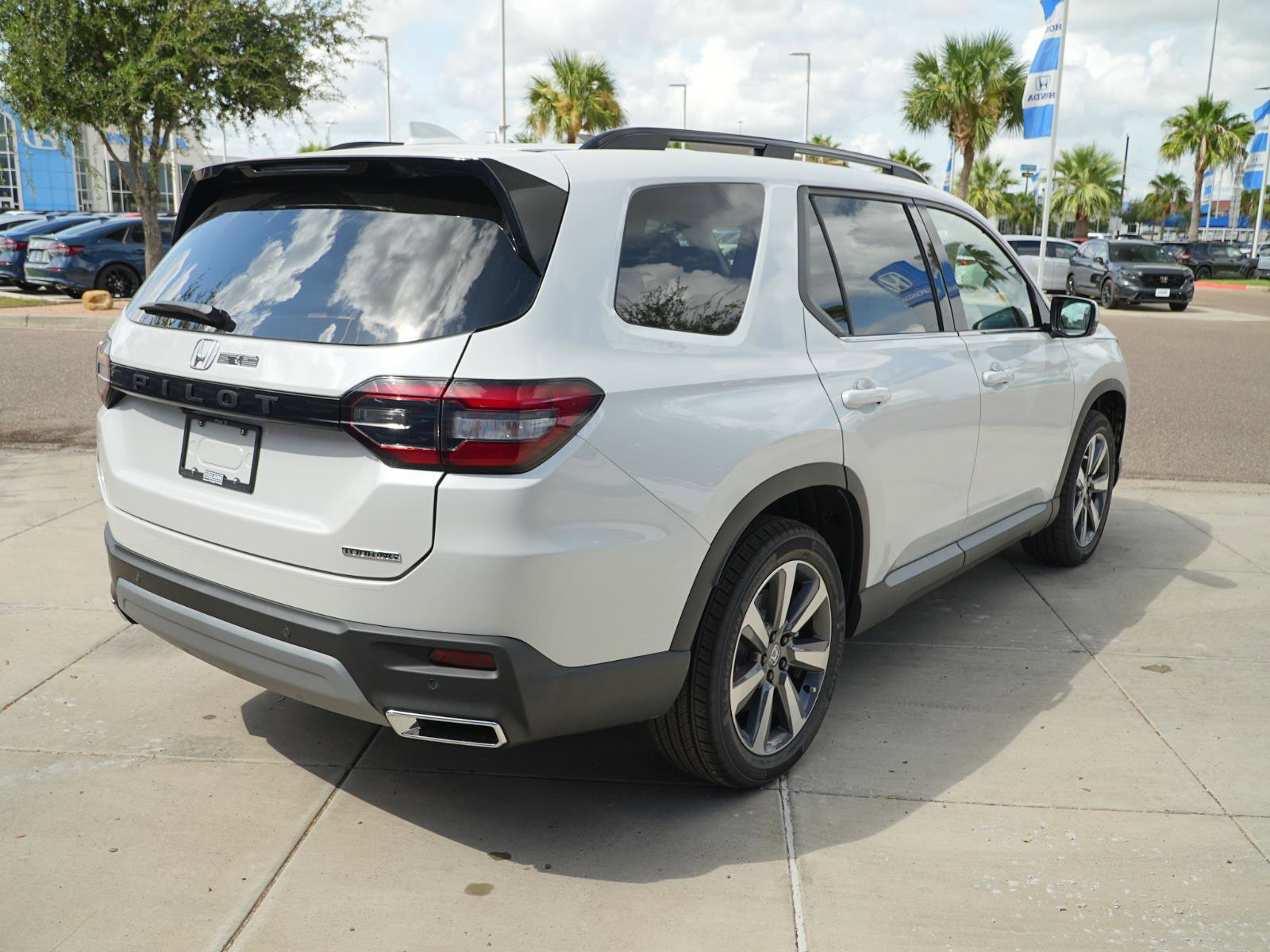 Used 2025 Honda Pilot Touring image 5