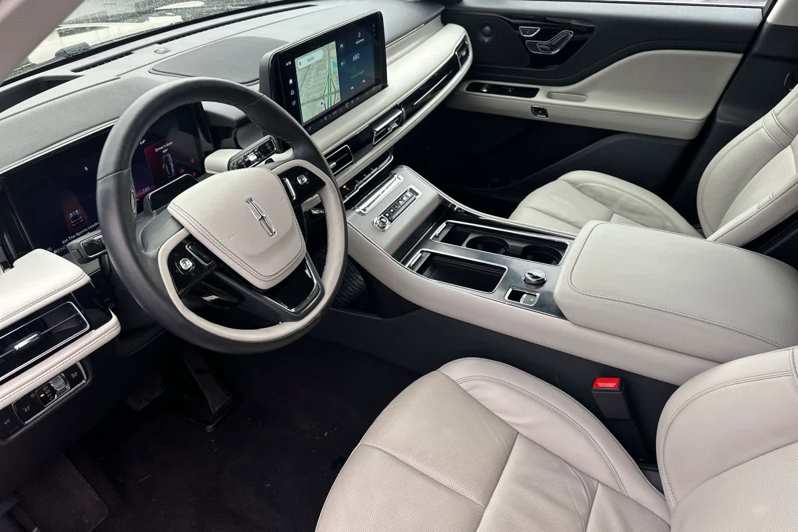 Used 2025 Lincoln Aviator Reserve image 11