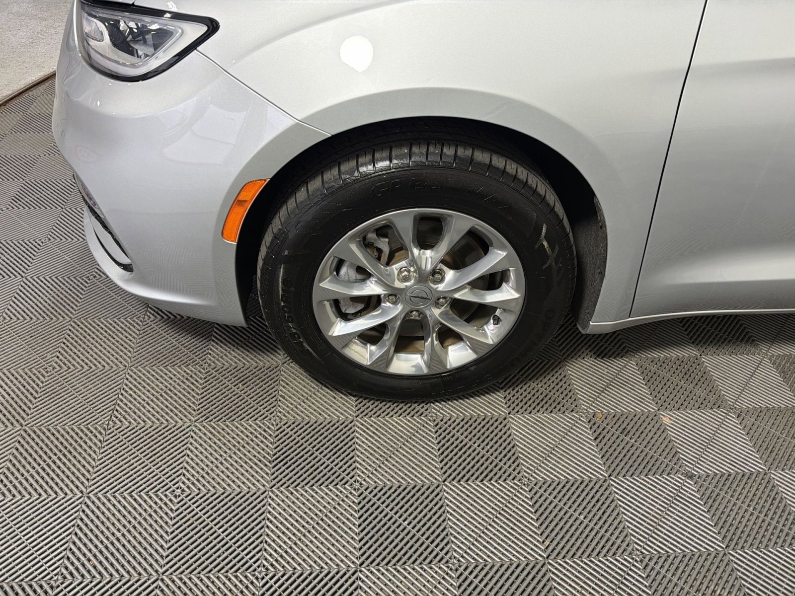 Used 2022 Chrysler Pacifica Touring-L image 12