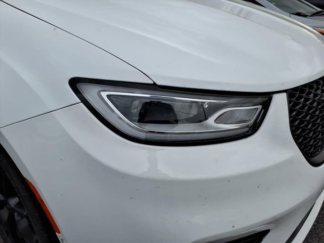 Used 2023 Chrysler Pacifica Touring-L w/ Uconnect Theater Family Group image 3