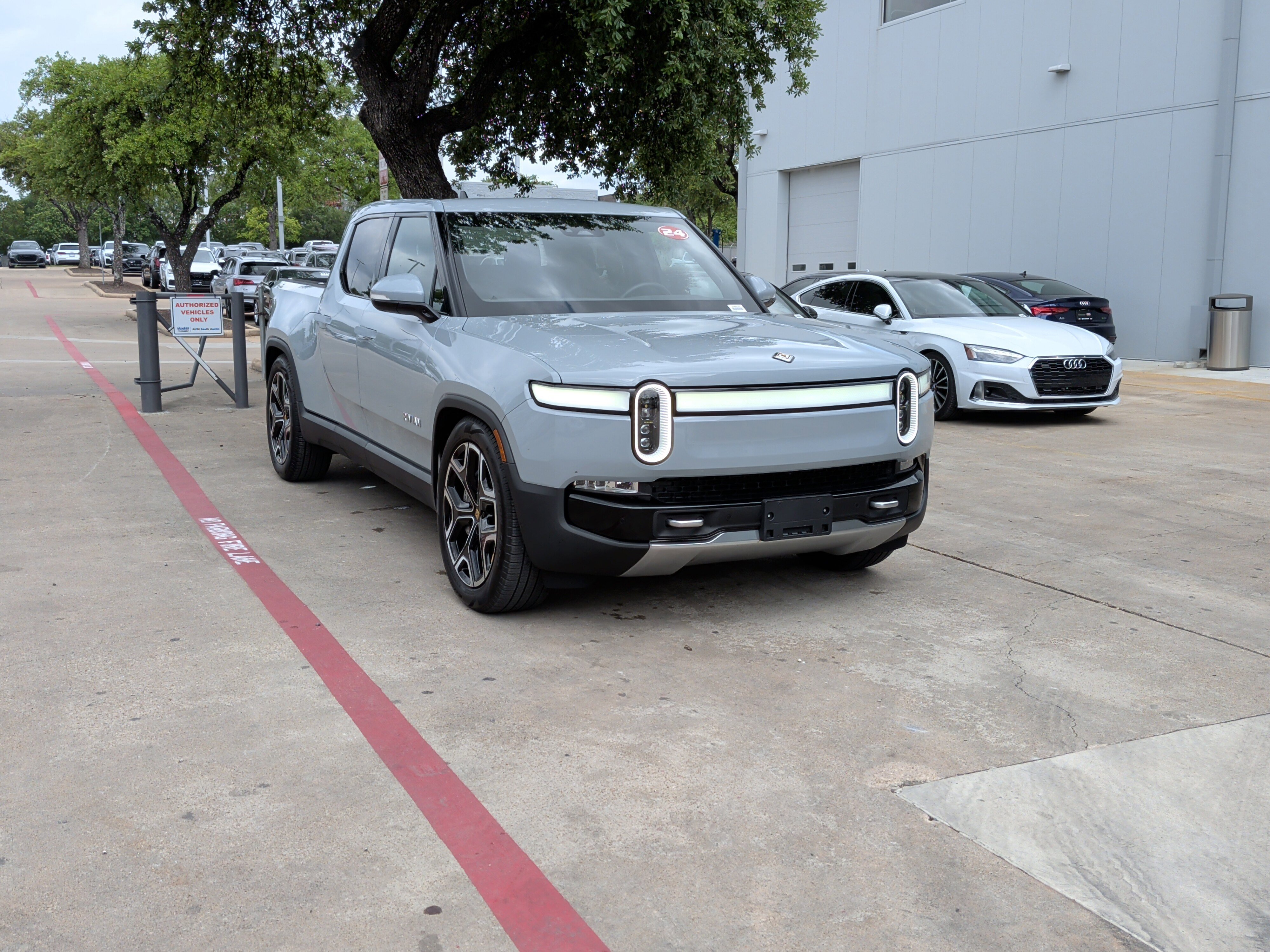 Used 2024 Rivian R1T Adventure image 2