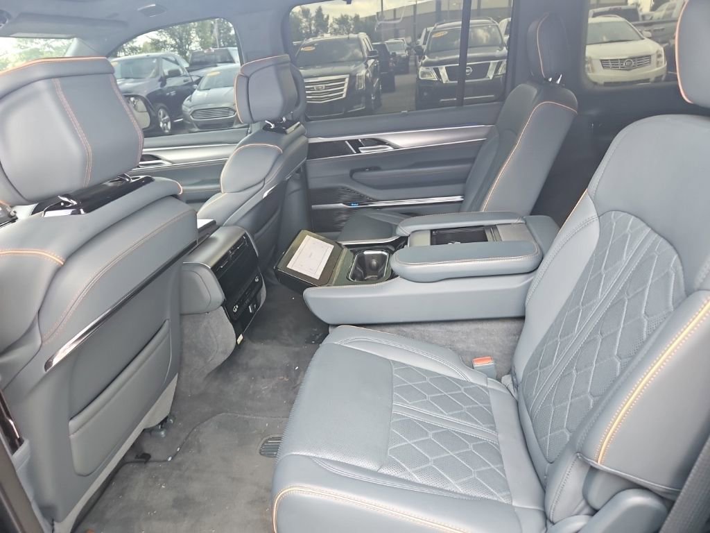 Used 2023 Jeep Grand Wagoneer Series III AWD/4WD image 15