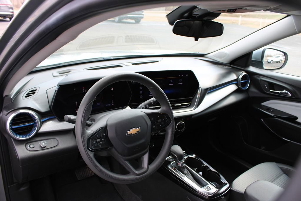 Used 2025 Chevrolet Trax LT image 21