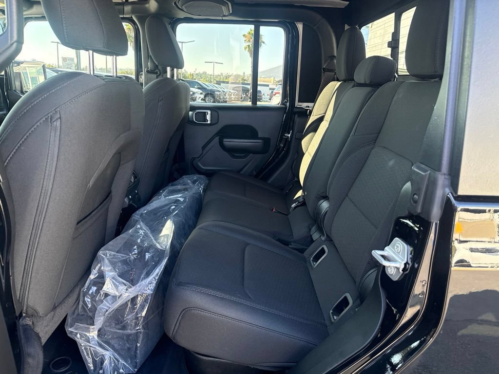 Certified 2023 Jeep Gladiator Sport AWD/4WD image 15