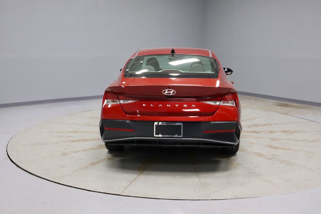 Certified 2025 Hyundai Elantra SEL FWD image 11