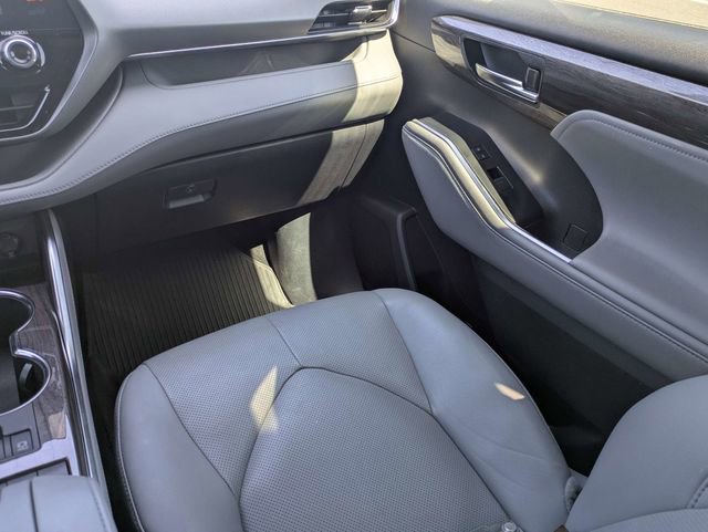 Used 2021 Toyota Highlander Limited FWD image 16