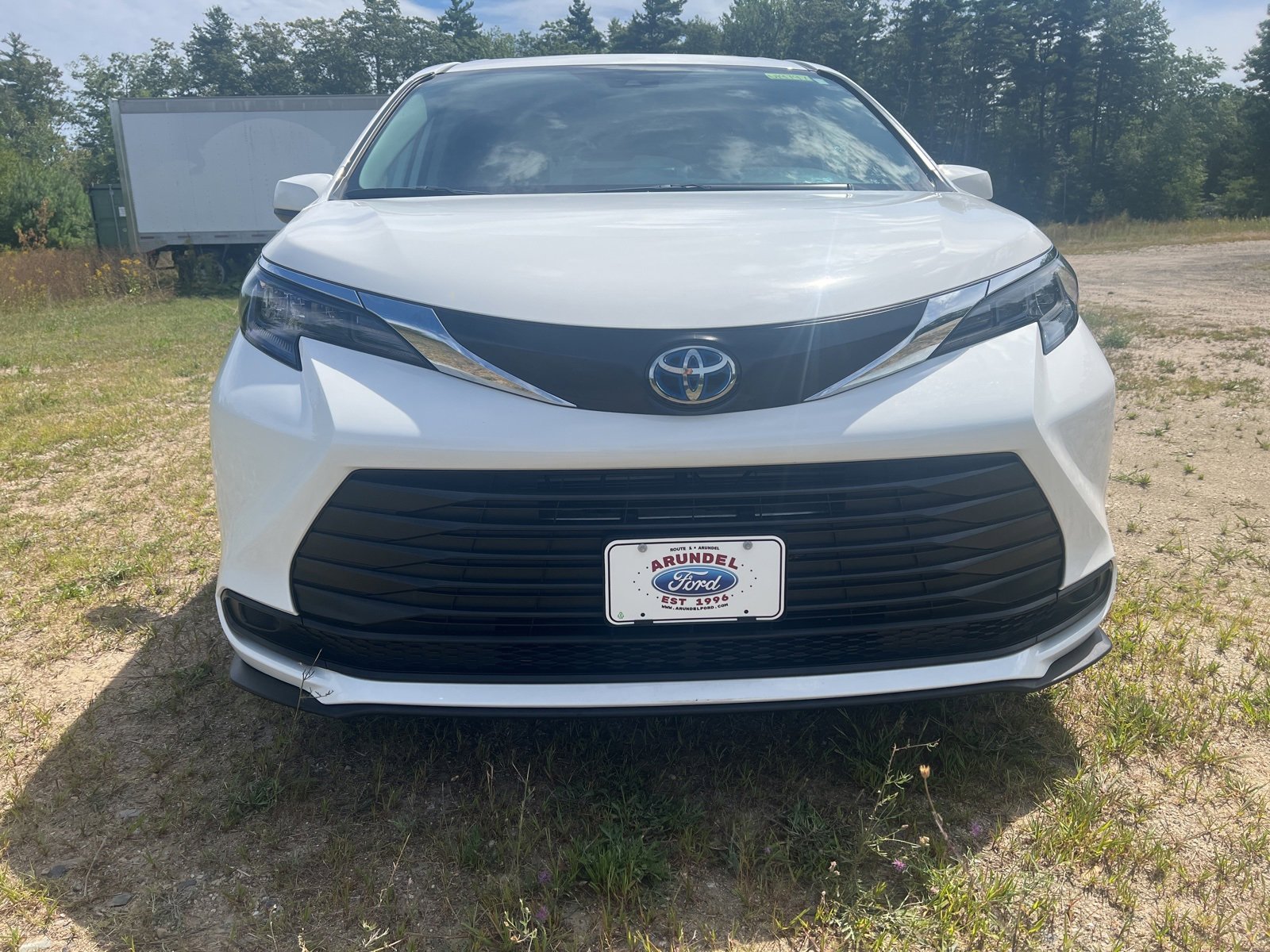 Used 2024 Toyota Sienna LE image 2