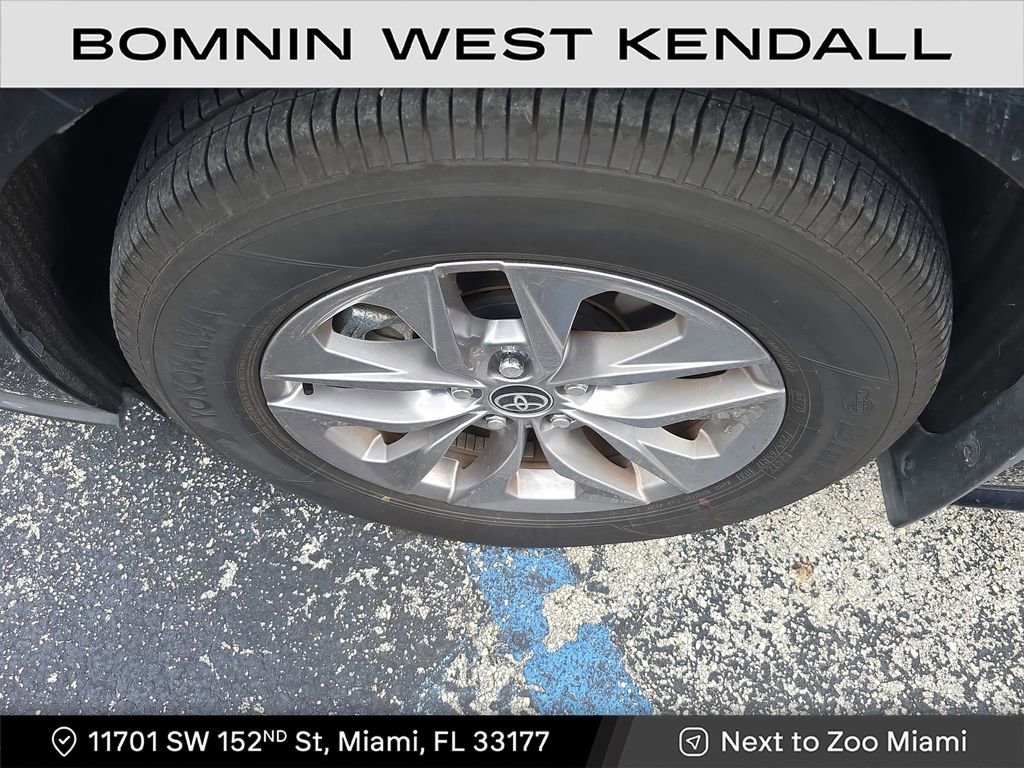 Used 2025 Toyota Sienna XLE image 9