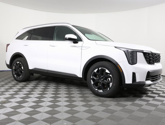 Certified 2025 Kia Sorento S w/ Panoramic Sunroof Package image 3