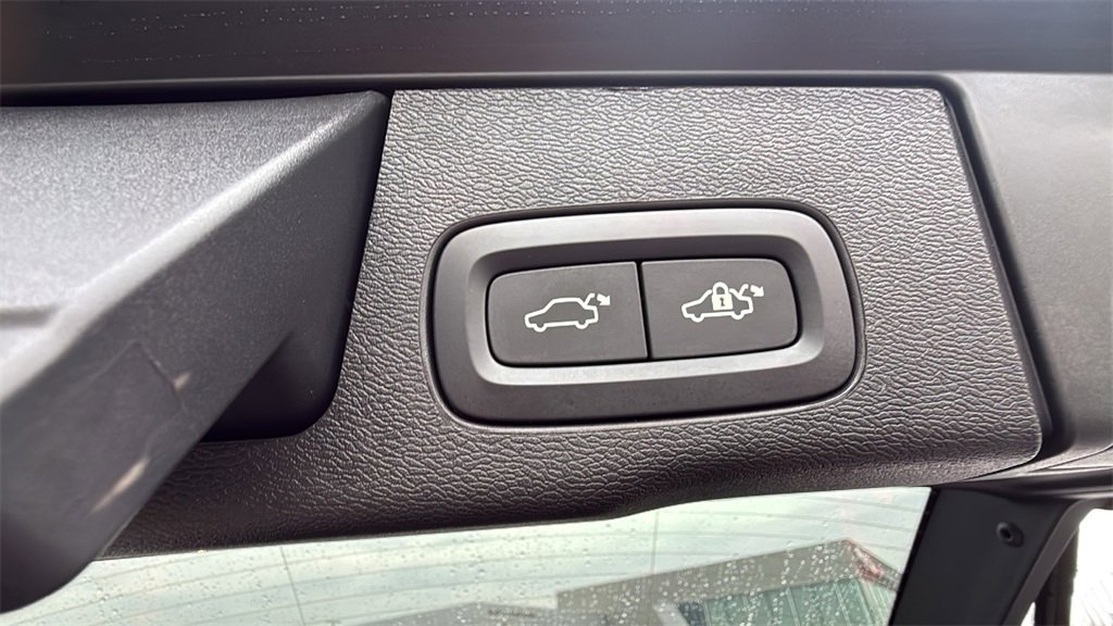 Certified 2024 Volvo XC60 B5 Ultimate w/ Climate Package image 31