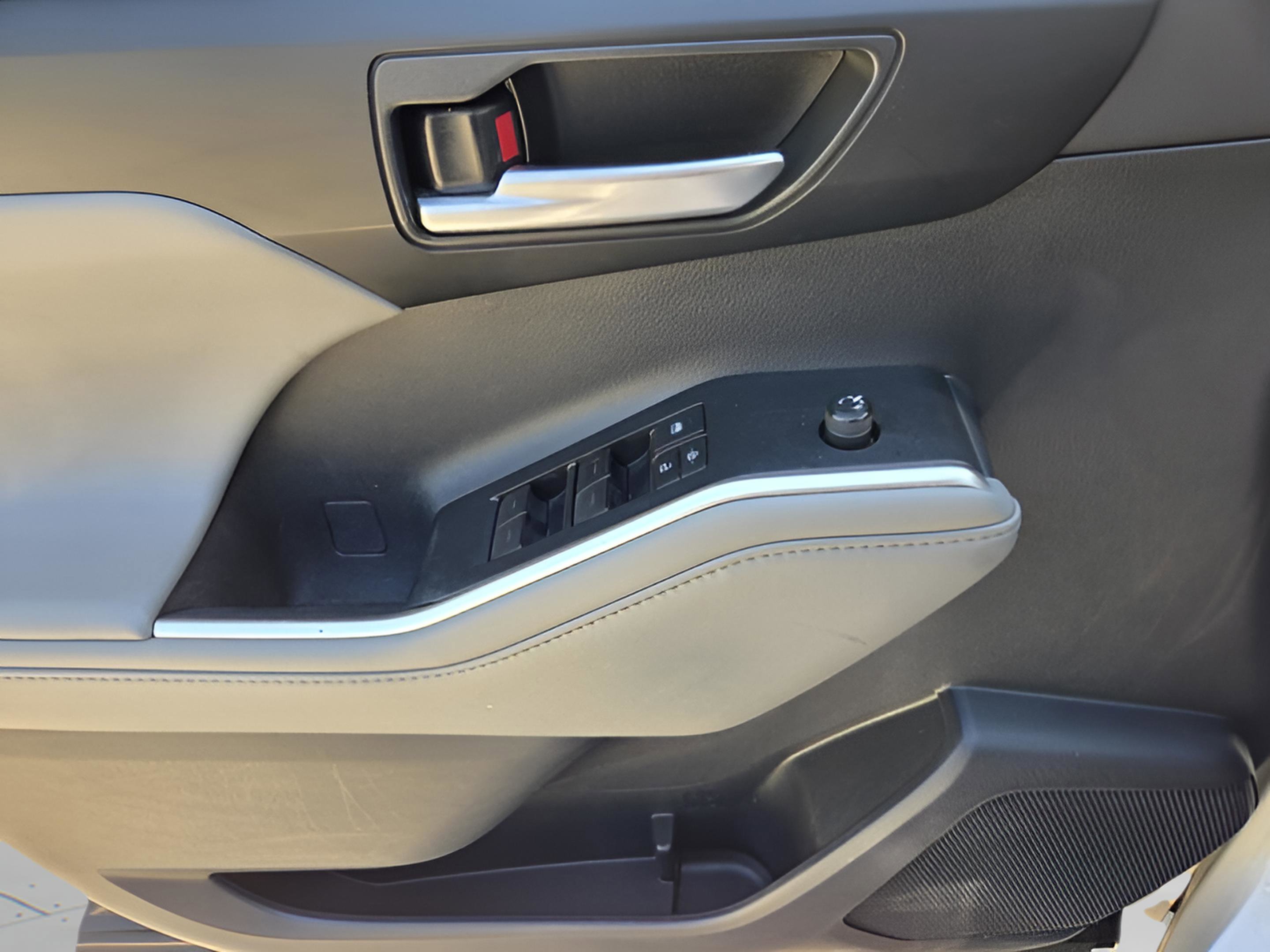 Used 2020 Toyota Highlander XLE image 8