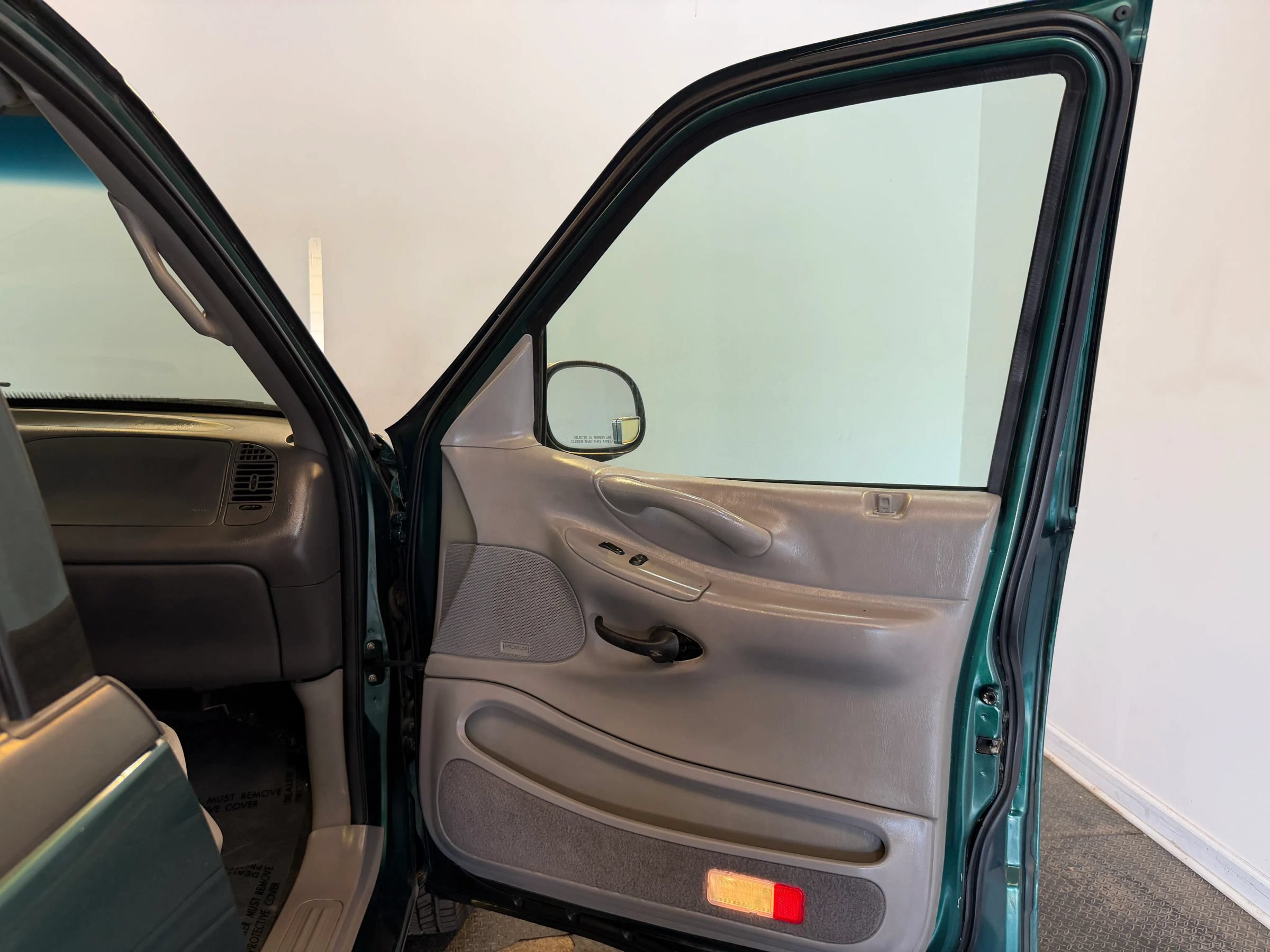 Used 2000 Ford Expedition XLT AWD/4WD image 22