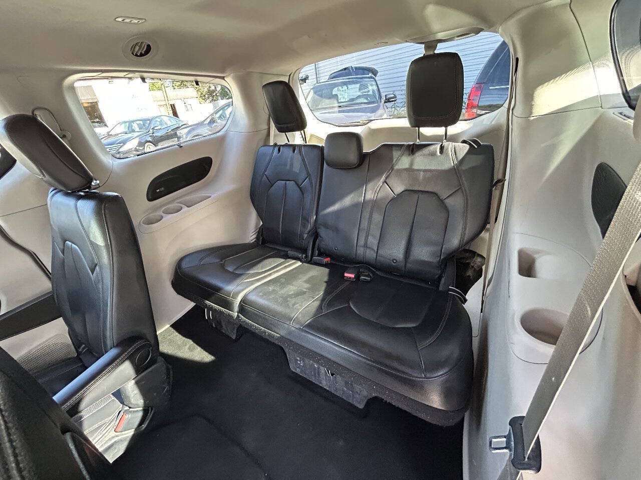 Used 2017 Chrysler Pacifica Touring-L Plus FWD image 9