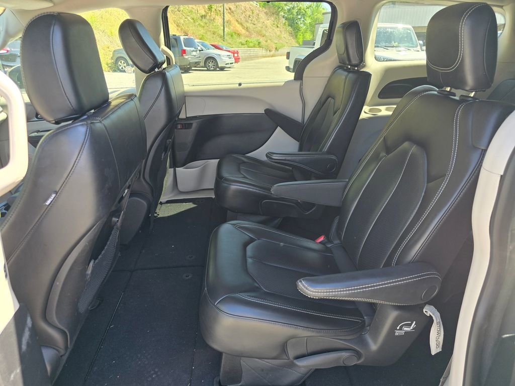 Used 2023 Chrysler Pacifica Touring-L FWD image 10