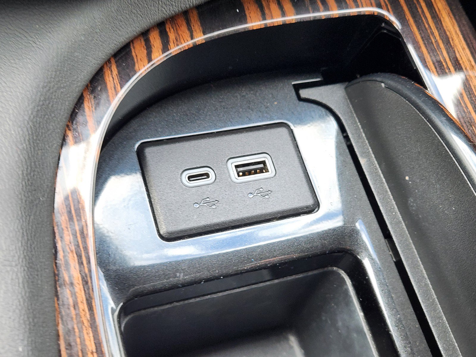 Used 2023 Cadillac Escalade ESV Premium Luxury AWD/4WD image 19