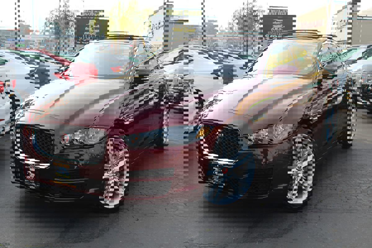 Used 2017 Jaguar XE Prestige image 42