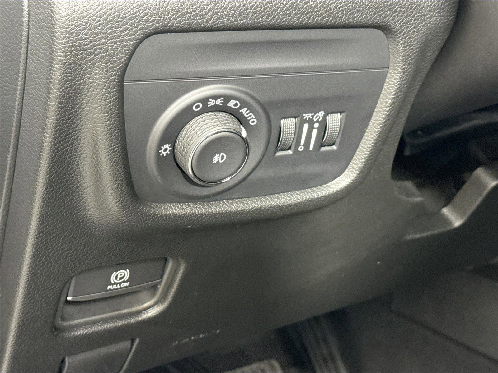 Used 2025 Jeep Grand Cherokee Limited w/ Black Appearance Package RWD image 16