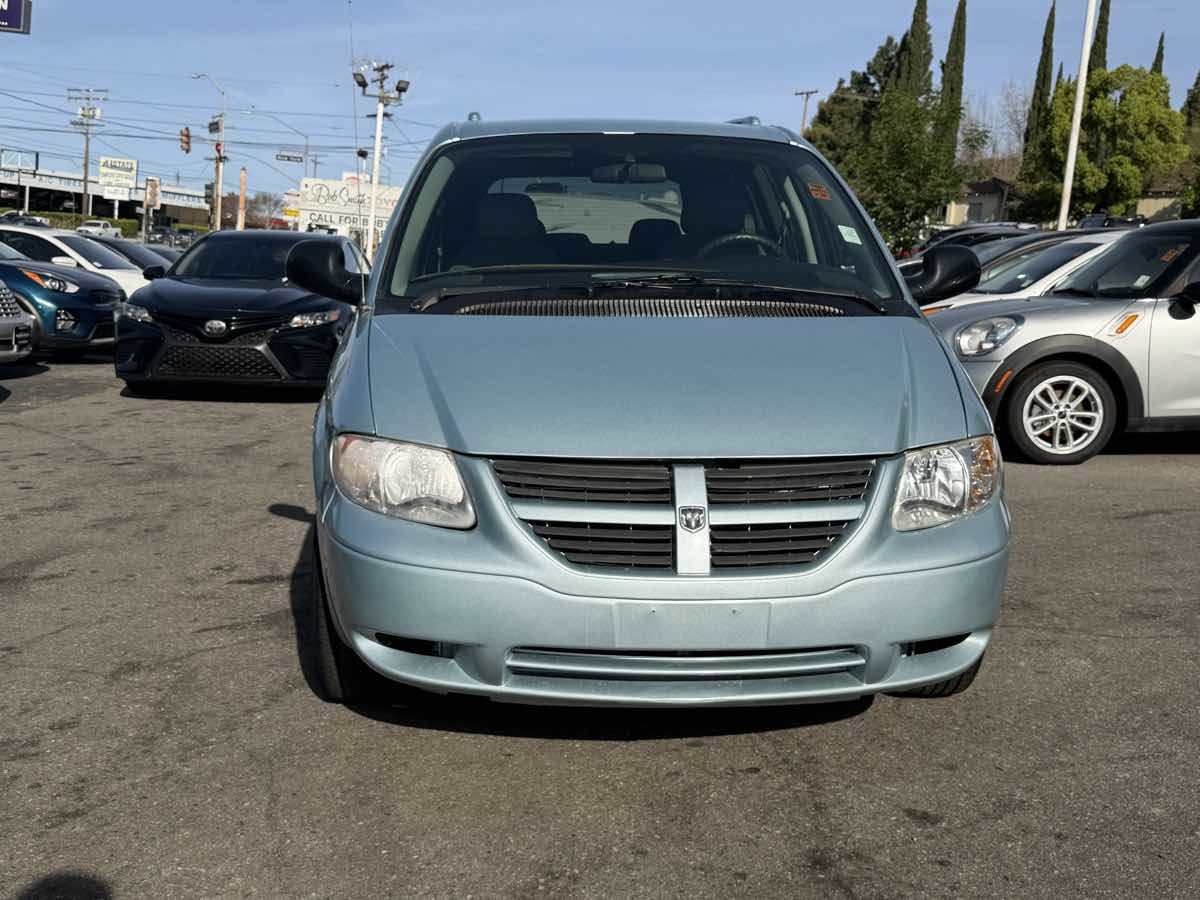 Used 2005 Dodge Grand Caravan SE w/ Popular Equipment Group I image 2
