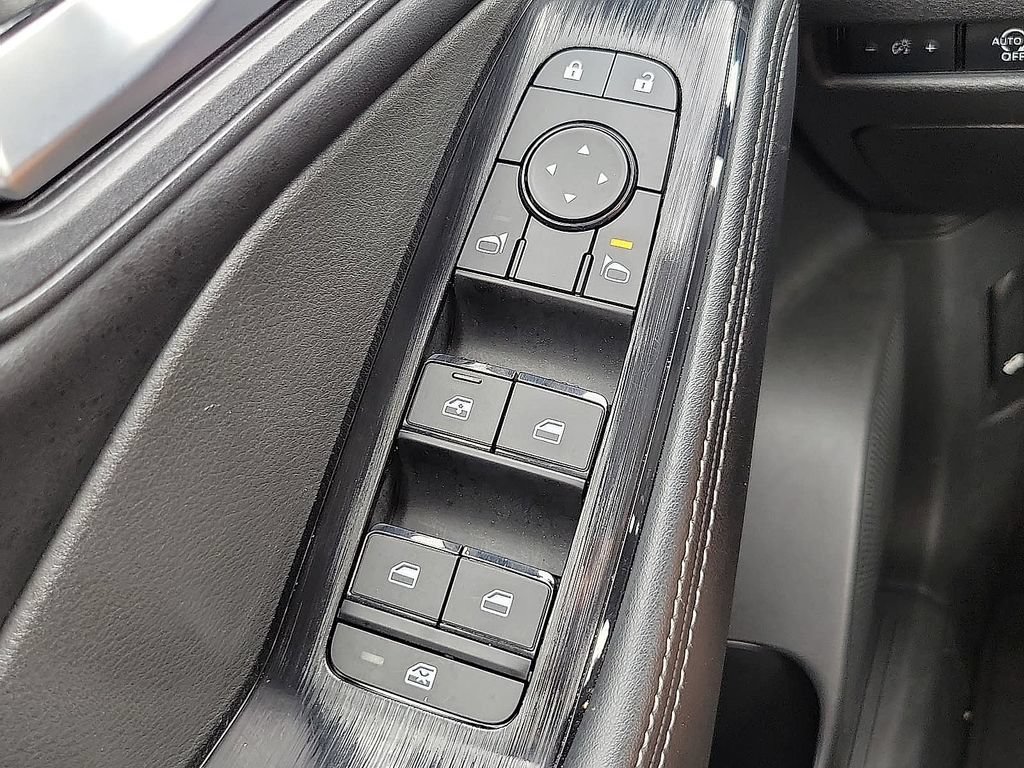 Used 2025 Nissan Rogue SV FWD image 12