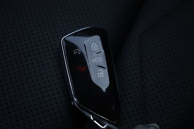 Used 2025 Volkswagen Atlas Cross Sport SE image 25