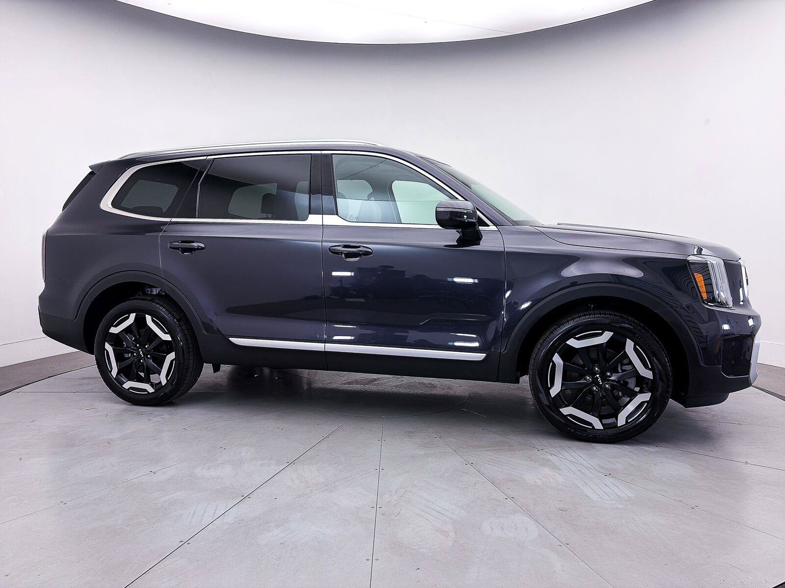 Used 2025 Kia Telluride EX w/ EX Captain's Chair Package FWD image 43