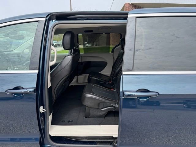 Used 2023 Chrysler Pacifica Touring-L FWD image 15