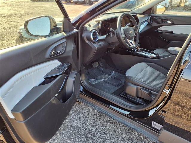 Used 2025 Chevrolet Trax LT w/ LT Convenience Package image 53