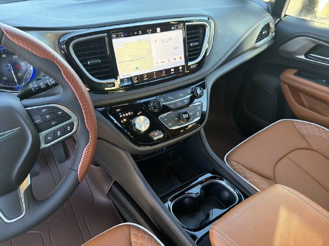 Used 2026 Chrysler Pacifica Pinnacle FWD image 29